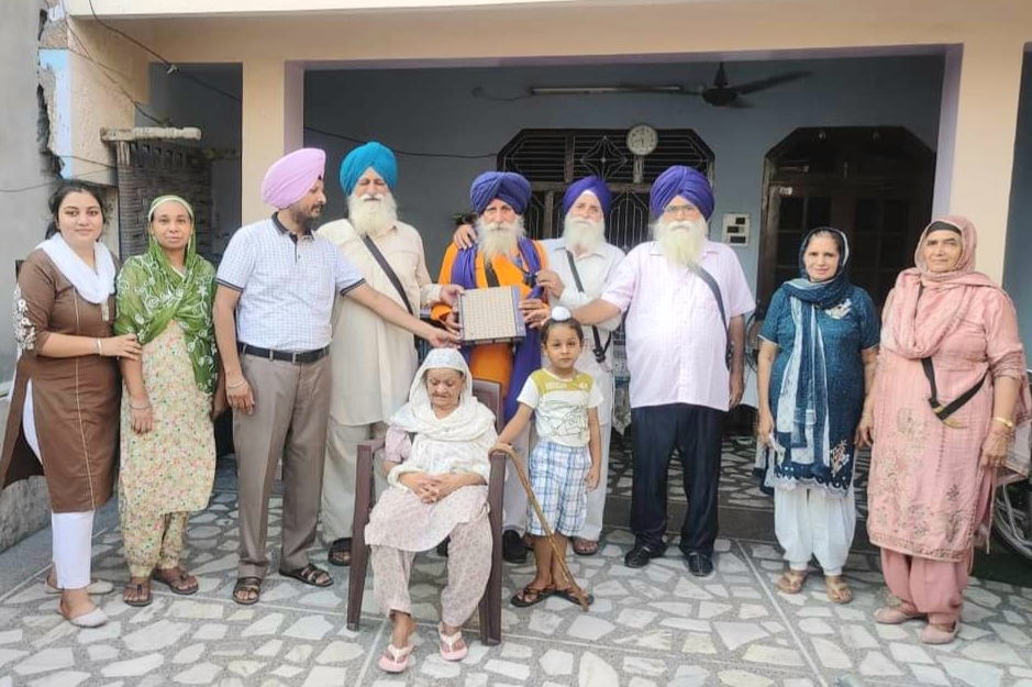 The family thanked the government for receiving the state award of social worker Barinder Singh Masiti